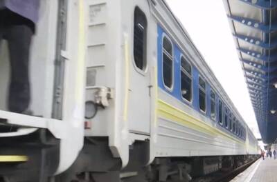 Поезд УЗ попал в скандал из-за курения, на горячем попались проводники: "На замечания не реагируют"