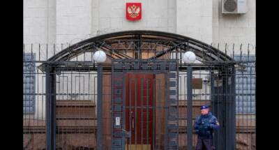 Над посольством России в Киеве спущен флаг, идет эвакуация персонала