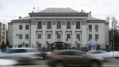 Российский флаг сняли со здания посольства в Киеве