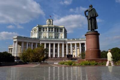 Молодежь Москвы возложила цветы к памятнику Александра Суворова