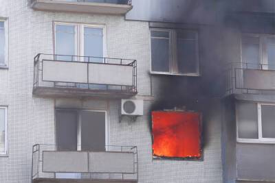 В многоквартирном доме загорелась квартира, из огня спасли пожилую новгородку