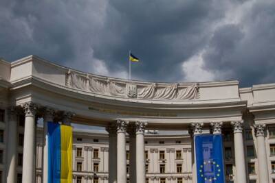 МИД призвало украинцев, которые находятся в РФ, немедленно покинуть ее
