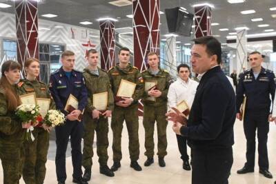 Губернатор Андрей Воробьёв поздравил с Днём защитника отечества тех, кто помогает выздороветь