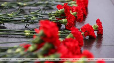 Белорусские и кубинские парламентарии возложили цветы к монументу Победы в Минске