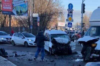 Под Киевом произошло серьезное ДТП: авто столкнулись на "перекресте зла", фото