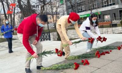 Молодежь Кубани возложила цветы к героям России в День защитников Отечества