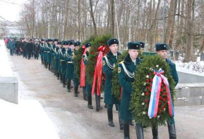 На Серафимовском кладбище почтили память пожарных, погибших при тушении гостиницы «Ленинград»