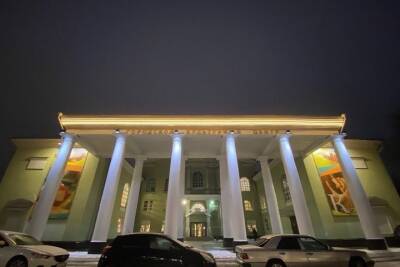 Праздничную подсветку включили на колоннах Городского культурного центра в Пскове