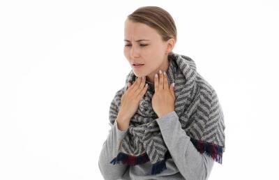 Популярный миф о лечении боли в горле развеял врач