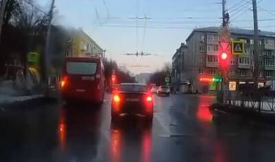 В центре Рязани водитель маршрутки проехал по встречной полосе на красный свет