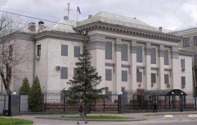 Россия начала эвакуацию своего посольства из Киева