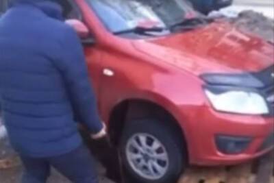 В Смоленске под землю провалился легковой автомобиль