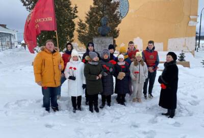 Ученики и преподаватели Новоладожской детской школы искусств возложили цветы к бюсту Суворова в Новой Ладоге