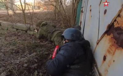 Журналисты телеканала «Звезда», как сообщили в редакции, попали под обстрел в пригороде Донецка