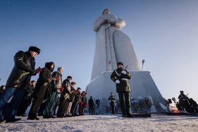 В Мурманске почтили память защитников Отечества артиллерийским выстрелом и минутой молчания