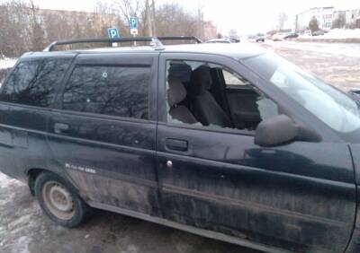 Неизвестные обстреляли автомобиль на парковке колледжа в Скопине
