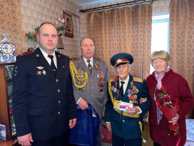 В Смоленске полицейские поздравили ветеранов органов внутренних дел с Днем защитника Отечества