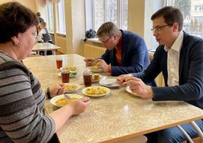 Шалабаев проверил качество еды в школе в Московском районе