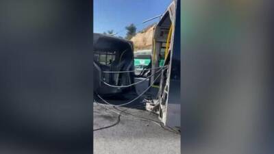 Видео: автобус разорвало пополам в ДТП на шоссе № 1