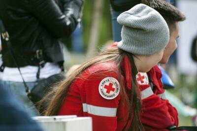 Красный Крест помог жителям Докучаевска и Еленовки