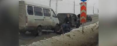 В Новосибирске на эстакаде рядом с ТЦ «Мега» подрались две женщины