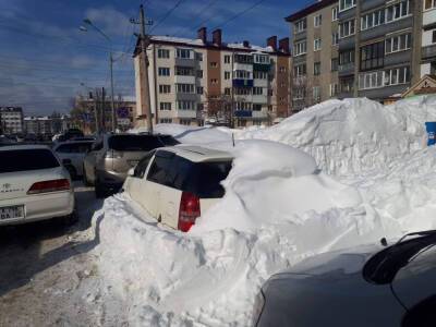 В Южно-Сахалинске эвакуируют мешающие расчистке "подснежники"