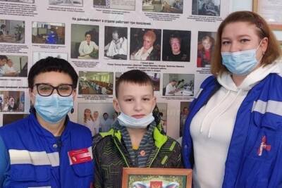 Волгоградского школьника наградили за помощь сбитому электричкой парню