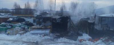 В Красноярском крае при пожаре в строительных вагончиках погибли четыре вахтовика