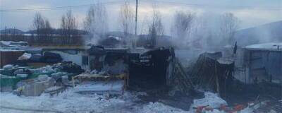 В Красноярском крае при пожаре в жилых вагончиках погибли четыре человека