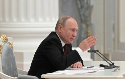 Путин заявил об уверенности в том, что в ситуации с Донбассом правда на стороне России