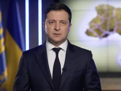 Зеленский: Украина вводит военное положение на всей территории страны