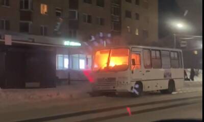 Маршрутка загорелась на остановке в Петрозаводске