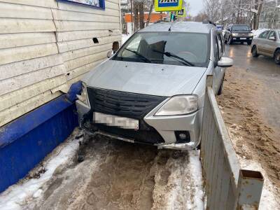 В Сыктывкаре после столкновения двух "Ларгусов" один из автомобилей врезался в здание