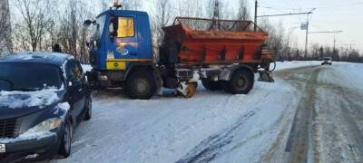 Грузовик коммунальных служб сбил двух женщин в Петрозаводске
