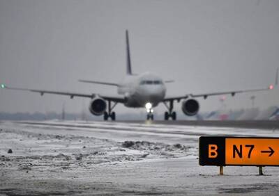 В московских аэропортах задержали и отменили 180 рейсов