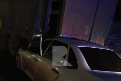 На улице Новосёлов пьяный водитель Lada врезался в припаркованную фуру