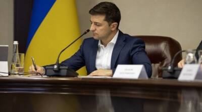 Зеленский подписал указ о введении военного положения в Украине
