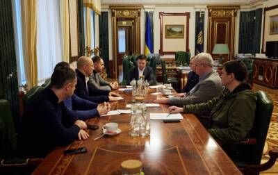 Зеленский провел срочное совещание в связи с вторжением РФ