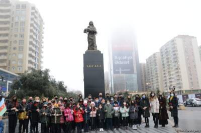 Граждане посещают памятник "Крик матери" в Баку и чтят память жертв Ходжалинского геноцида (ФОТО)