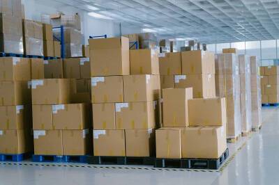 В пункте приема гуманитарной помощи в Сальске для беженцев из ЛНР и ДНР собрали уже более 3 тонн продуктов