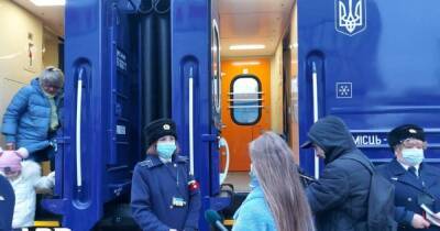 "Укрзализныця" объявила о формировании эвакуационных рейсов: поезда в Харьков остановлены
