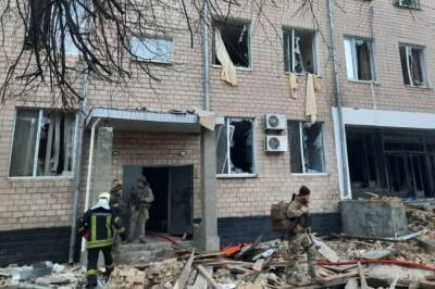 Авиаудар по военной части Киева: есть погибший и раненые, кадры с места