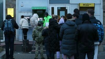 Жители Киева массово скупают продукты в магазинах, многие пытаются покинуть город