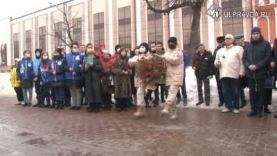 Суворову – цветы, суворовцам – благодарность. Как отметили День защитника Отечества в Ульяновске