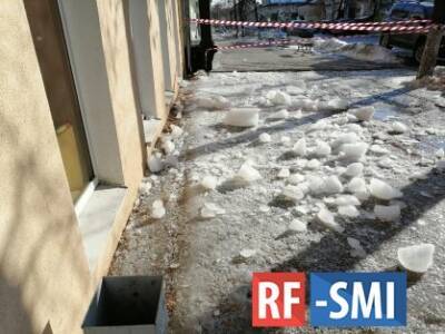 В Сарапуле после схода снега с крыши дома погибла женщина
