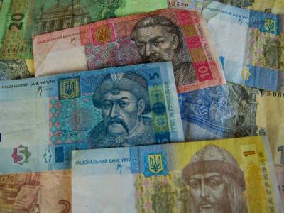 Украинский Нацбанк приостановил работу валютного рынка и ограничил снятие наличных