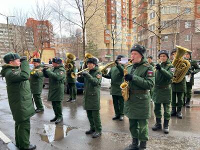 В г.о. Красногорск ветерана войны с оркестром поздравили с 23 Февраля