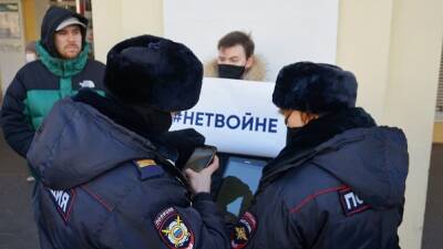 В центре Петербурга задержали участника антивоенного пикета