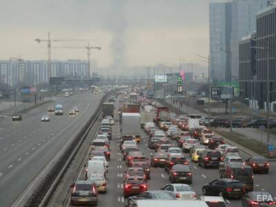 На выезде из Киева в западном направлении – пробки, на АЗС – очереди. Фото