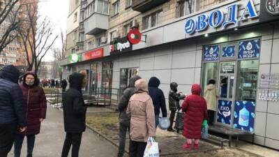 Спецкор "Вестей" из Киева: толпы людей осаждают магазины и банкоматы. Фоторепортаж